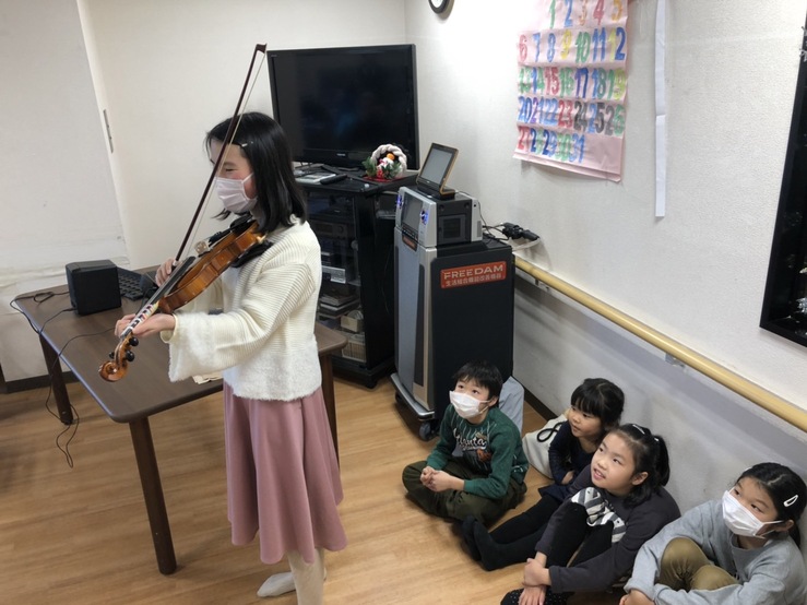バイオリンを弾く子供