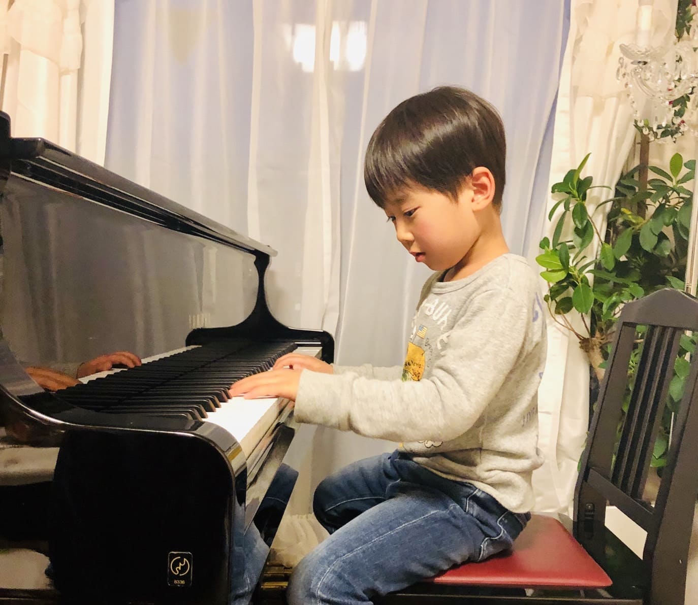 ピアノを弾く子供